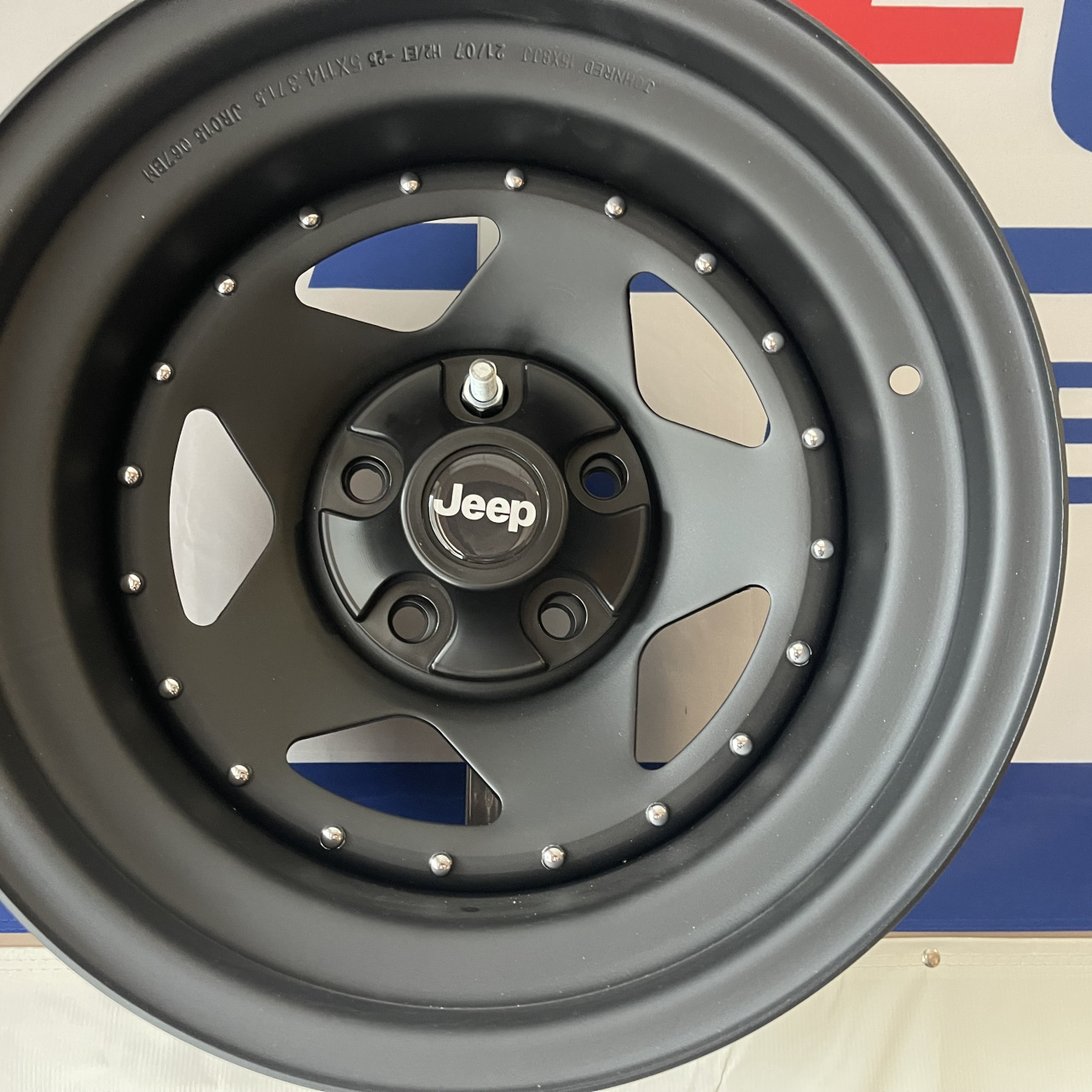 Komplet 4 sztuk dekieleków czarnych do felg o rozstawie 5x127 pod nakrętki JEEP