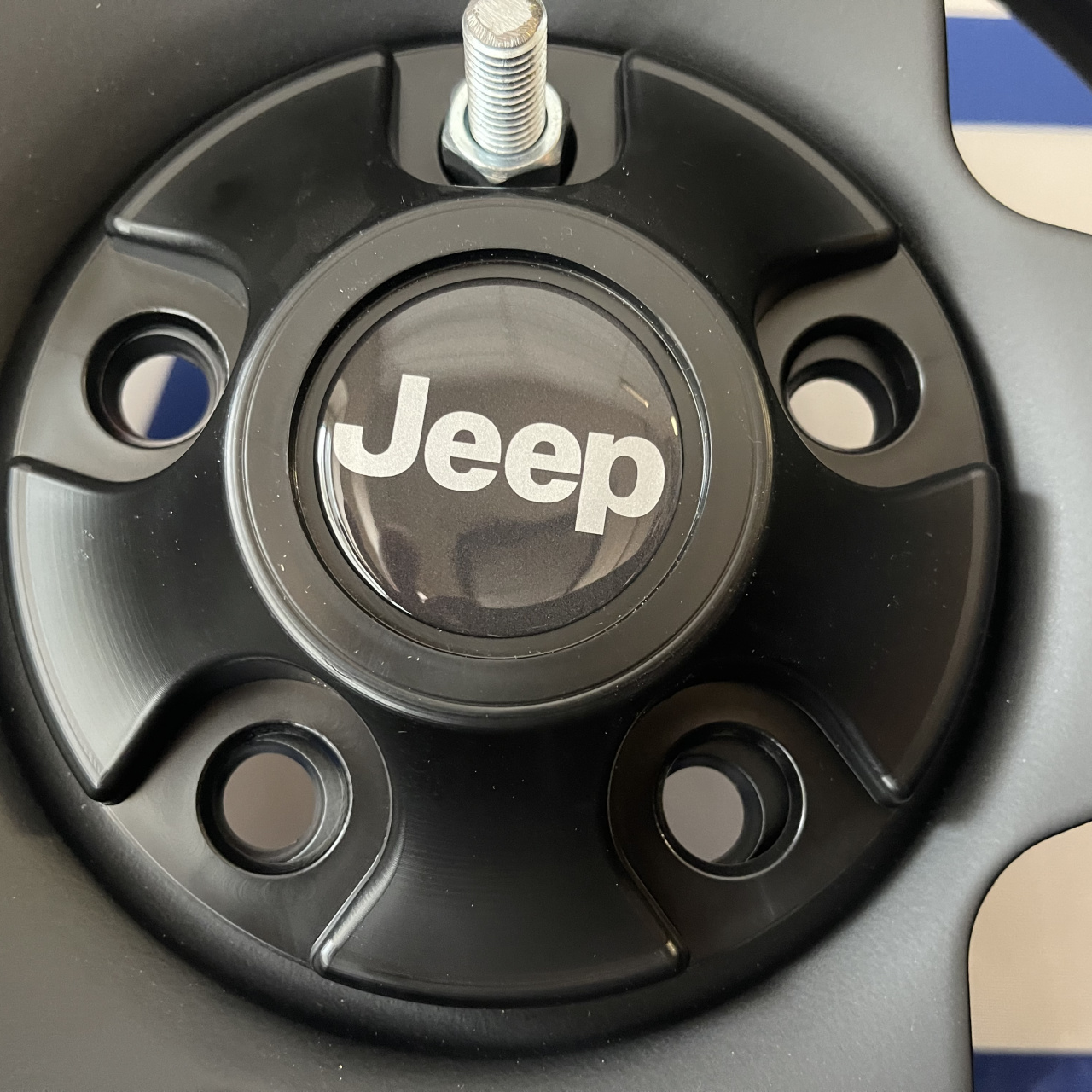 Komplet 4 sztuk dekieleków czarnych do felg o rozstawie 5x114,3 pod nakrętki JEEP