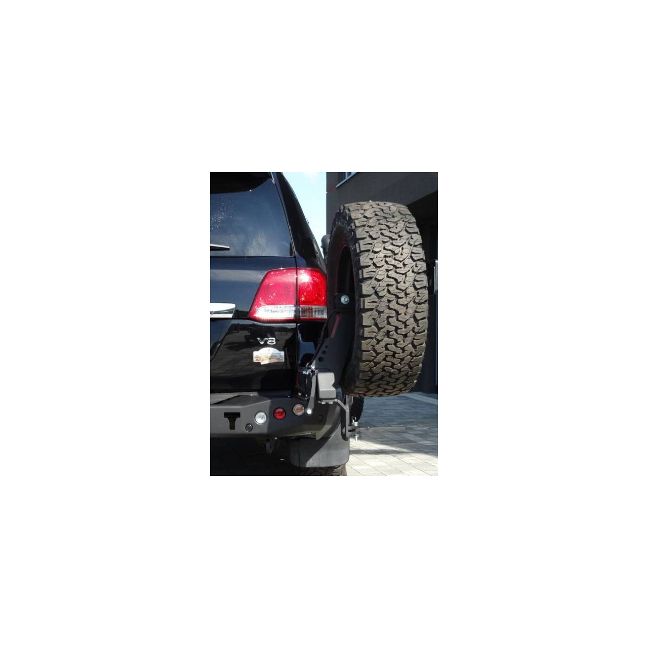 ZDERZAK TYLNY Z MOCOWANIEM KOŁA TOYOTA LC200 2007+