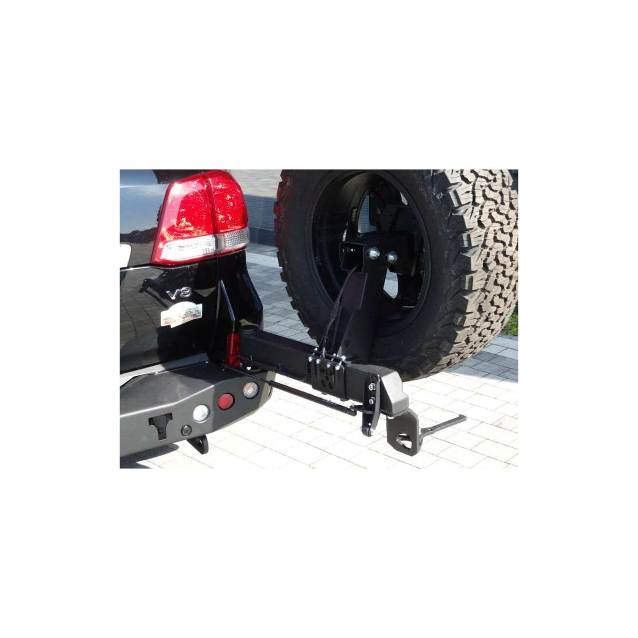 ZDERZAK TYLNY Z MOCOWANIEM KOŁA TOYOTA LC200 2007+