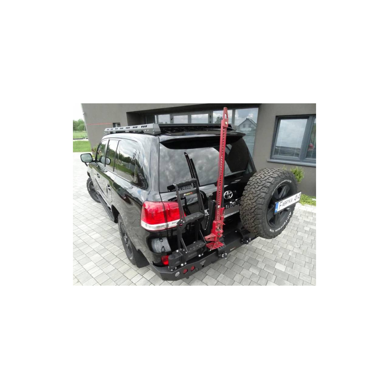 ZDERZAK TYLNY Z MOCOWANIEM KOŁA TOYOTA LC200 2007+