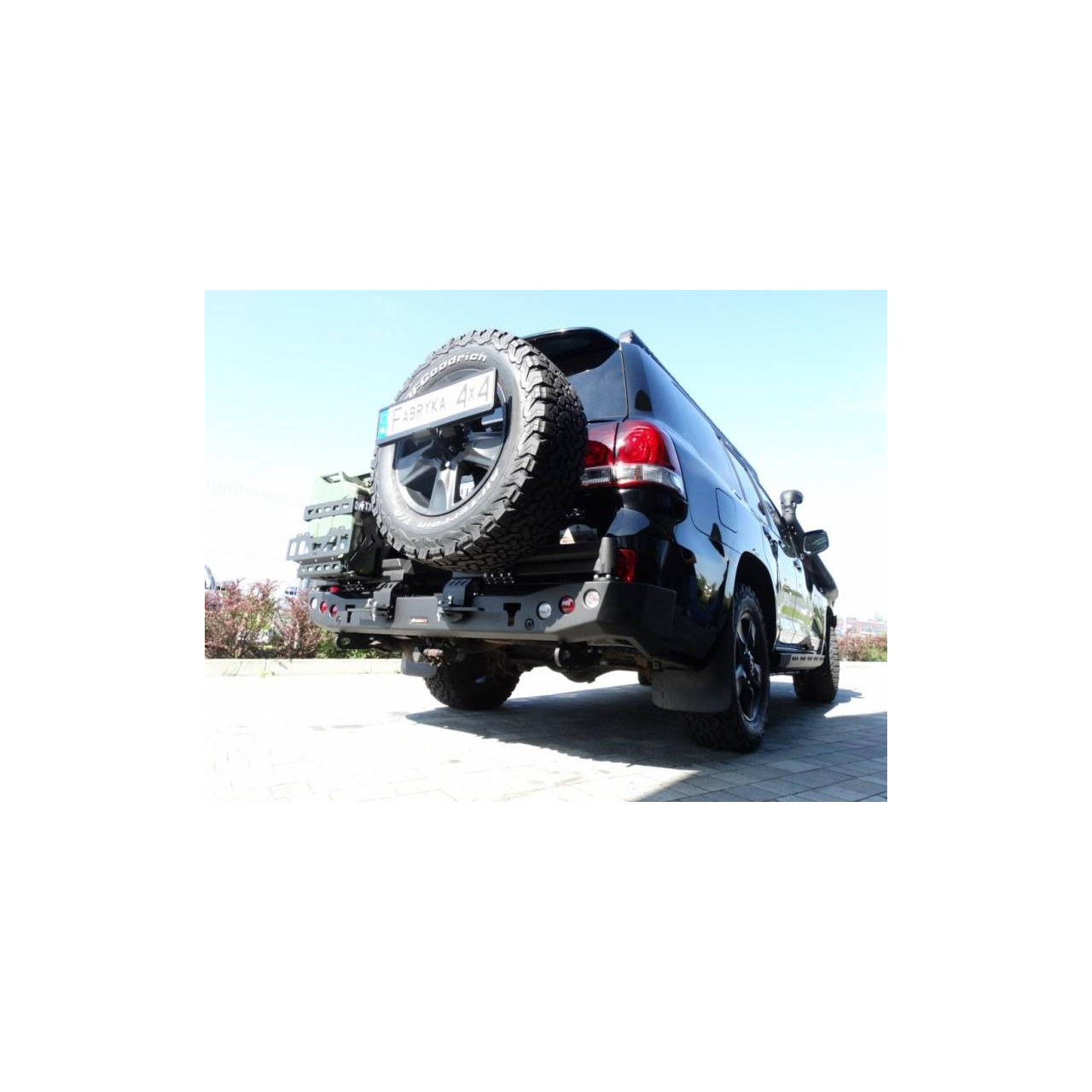 ZDERZAK TYLNY Z MOCOWANIEM KOŁA TOYOTA LC200 2007+