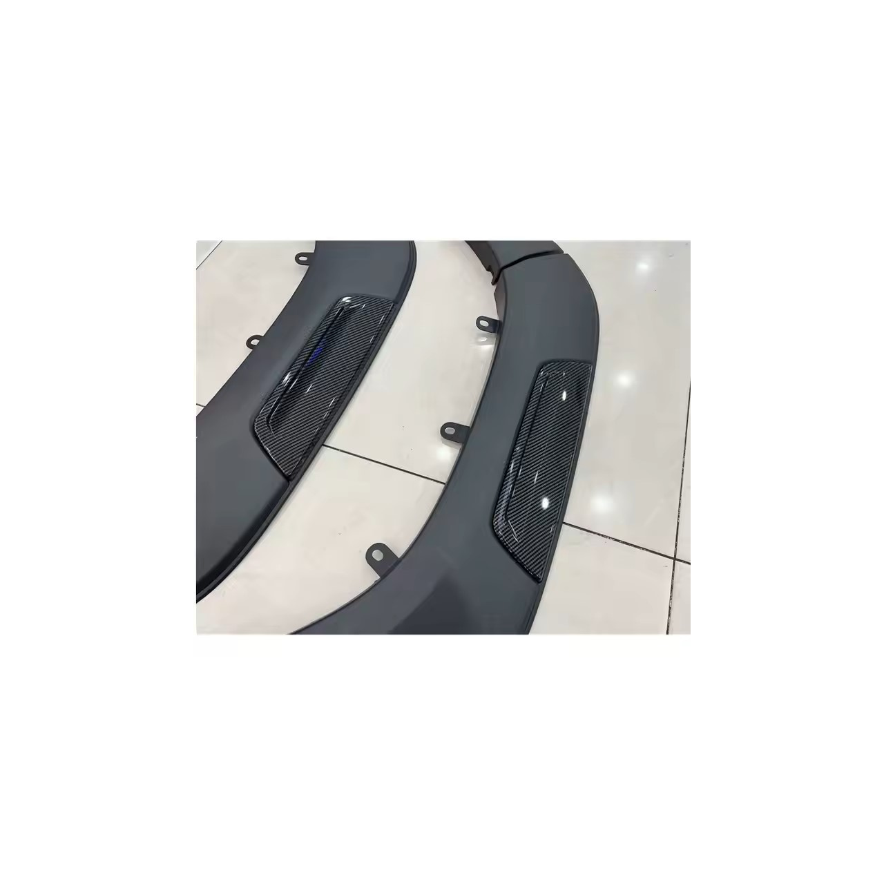 Poszerznia nadkoli, błotników OE style - Toyota Hilux 2016+