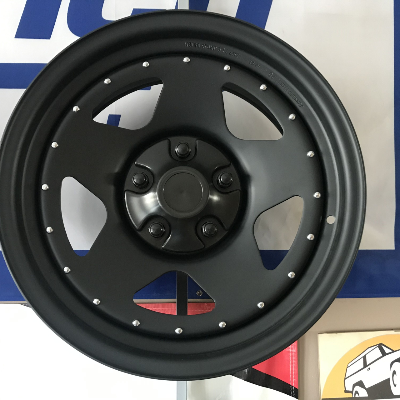 Komplet 4 sztuk dekieleków czarnych do felg o rozstawie 5x127 pod nakrętki