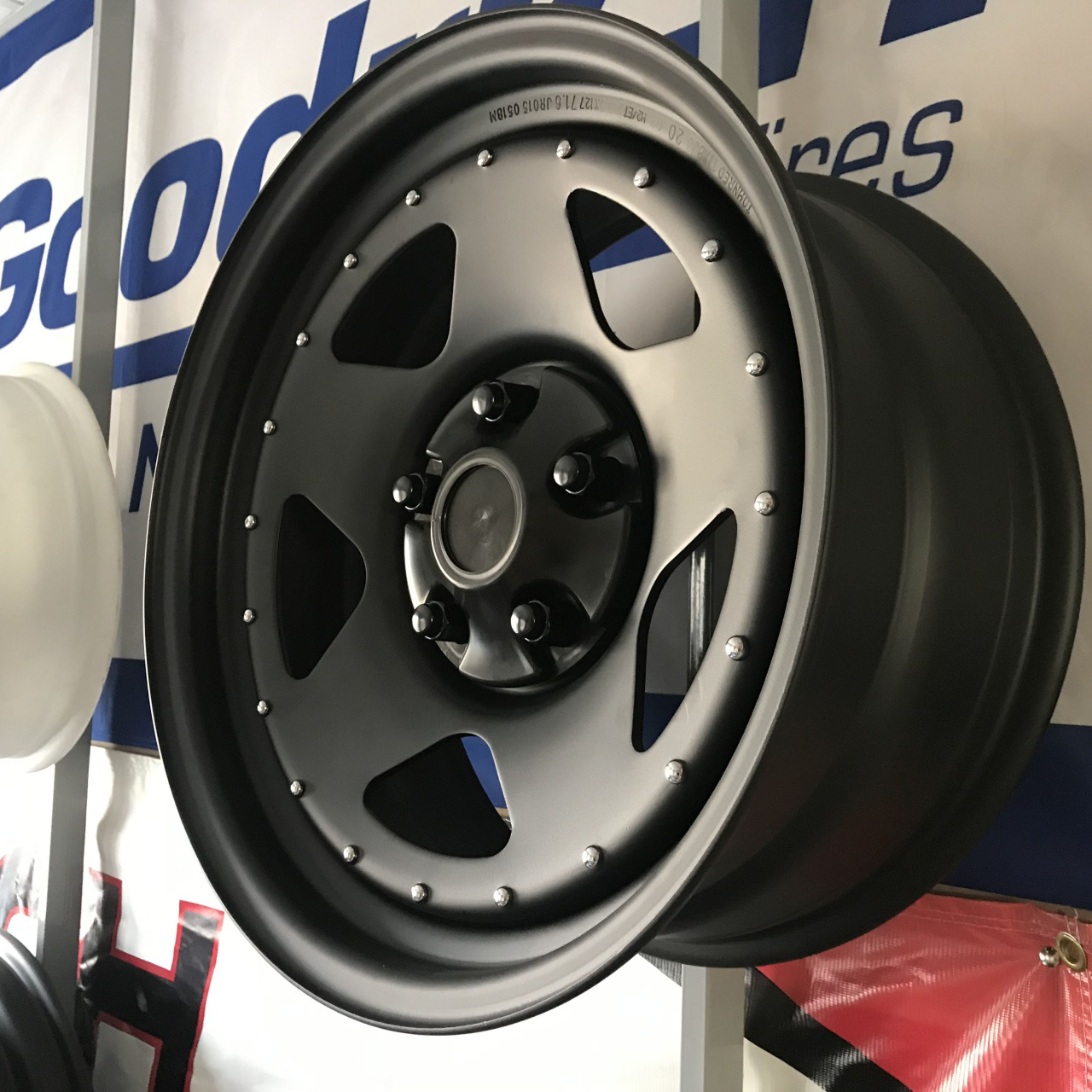 Komplet 4 sztuk dekieleków czarnych do felg o rozstawie 5x127 pod nakrętki