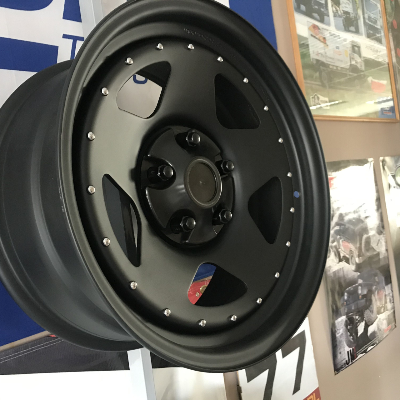 Komplet 4 sztuk dekieleków czarnych do felg o rozstawie 5x127 pod nakrętki