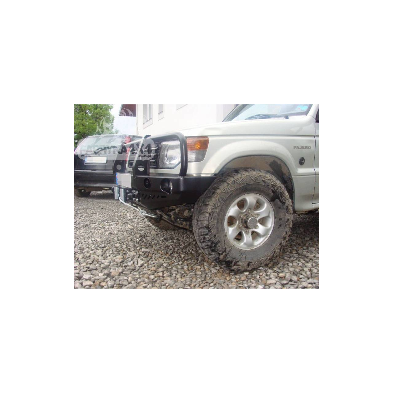 Zderzak przedni z bullbarem do Mitsubishi Pajero 2 1991-99