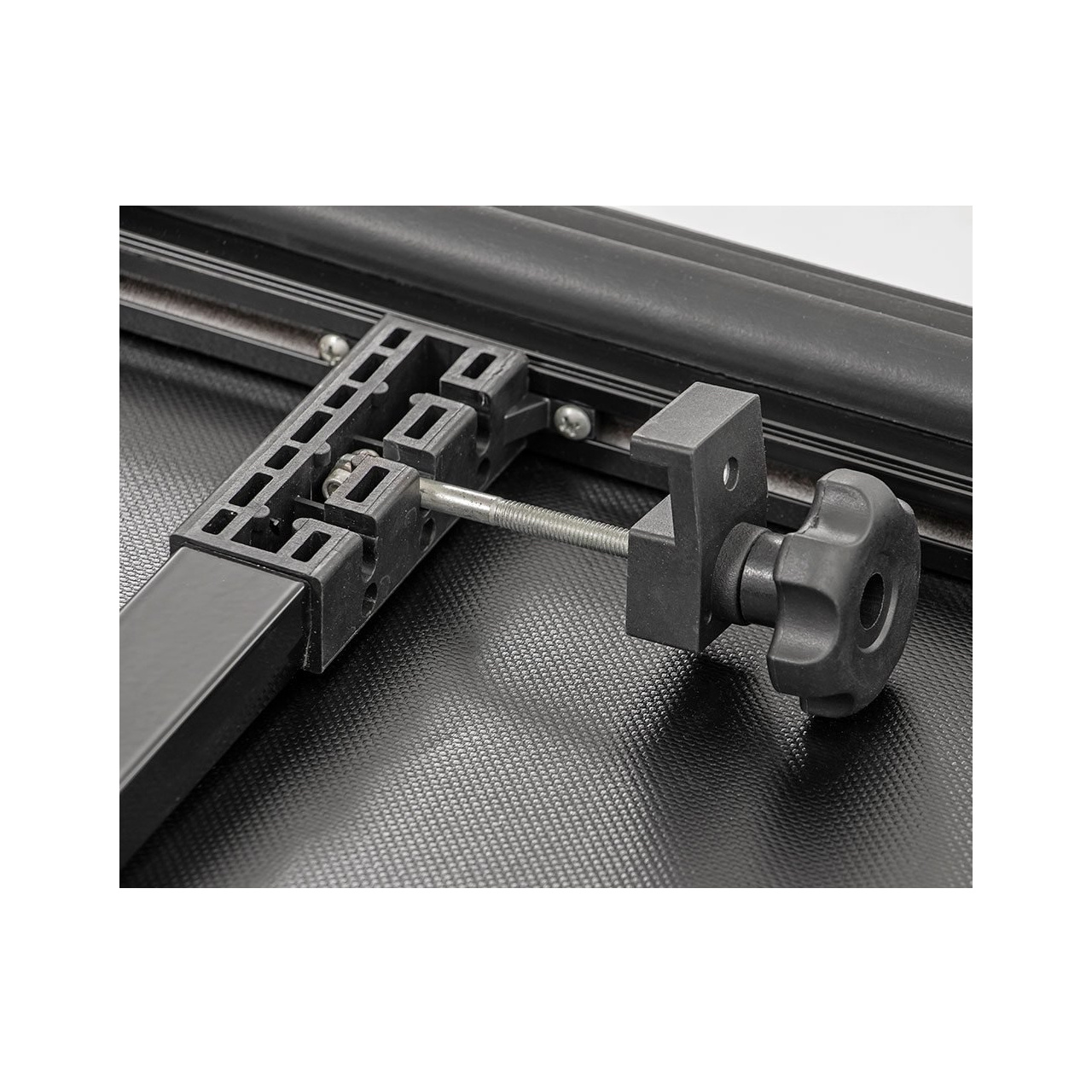 Miękka pokrywa skrzyni 5' 5" z systemem zarządzania ładunkiem Tri-Fold Rough Country - Toyota Tundra 07-