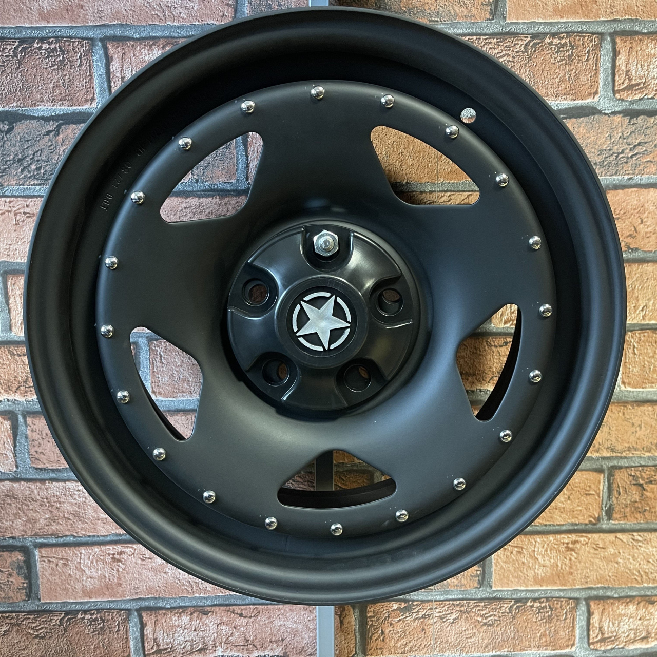 Komplet 4 sztuk dekieleków czarnych do felg o rozstawie 5x127 pod nakrętki JEEP