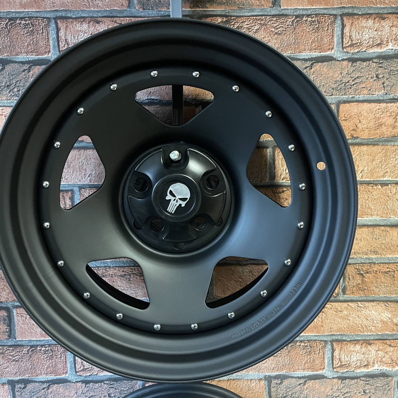 Komplet 4 sztuk dekieleków czarnych do felg o rozstawie 5x127 pod nakrętki JEEP