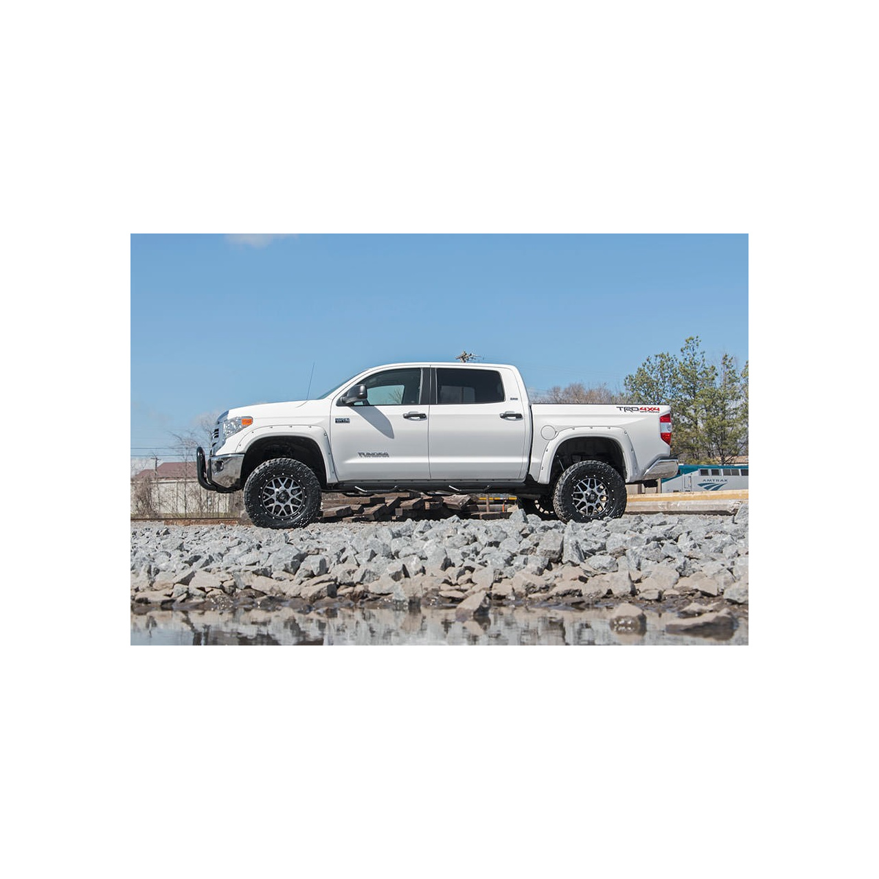 4 cale Rough Country Lift Kit Zawieszenia - Toyota Tundra 4WD 16+